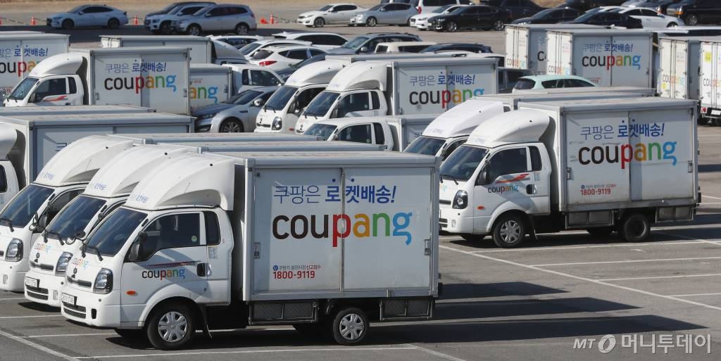[서울=뉴시스]고승민 기자 = 서울 서초구의 한 주차장에 주차된 쿠팡 배송트럭 모습.  2021.02.15. kkssmm99@newsis.com