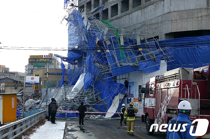 신축 공사현장에서 철제 펜스와 가림막이 무너지는 사고가 발생해 소방대원들이 사고 현장을 둘러보고 있다.  (기사와 관계 없음)  © News1