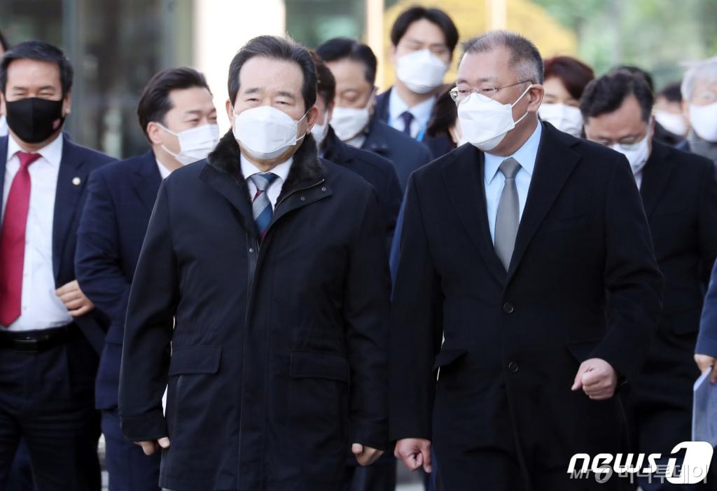 (화성=뉴스1) 김명섭 기자 = 정세균 국무총리와 정의선 현대자동차 그룹 회장이 18일 현대자동차 남양기술연구소에서 만나 친환경 모빌리티 지원방안을 논의했다. 2021.2.18/뉴스1