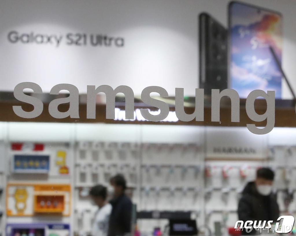 (서울=뉴스1) 박정호 기자 = 삼성전자가 연결기준으로 2020년 연간 영업이익이 35조9939억원으로 전년 동기 대비 29.62% 증가했다고 공시한 28일 서울 강남구 서초동 삼성사옥 내 삼성 딜라이트 샵에서 고객들이 전시된 제품을 체험하고 있다.  삼성전자는 지난해 신종 코로나바이러스 감염증(코로나19) 여파에도 불구하고 역대 3번째로 높은 236조원대의 연 매출을 기록했다. 2021.1.28/뉴스1