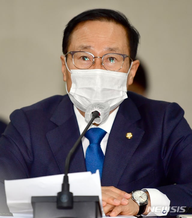 더불어민주당 '지역 상생을 위한 지역균형 뉴딜 광주·전남 현장 최고위원회회의'가 지난해 10월30일 오전 광주 서구 광주시의회 4층 회의실에서 열린 가운데 홍영표 의원이 인사말을 하고 있다. / 사진제공=뉴시스