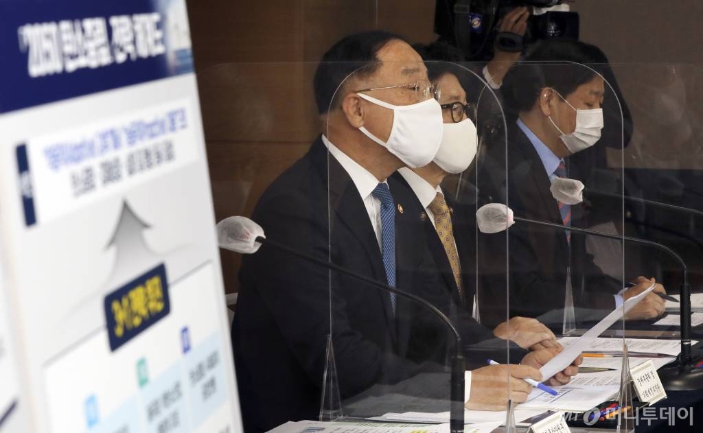 홍남기 경제부총리가 7일 오전 서울 세종로 정부서울청사 브리핑실에서 2050 탄소중립 추진전략 브리핑을 하고 있다. 왼쪽부터 홍 경제부총리 겸 기획재정부 장관, 조명래 환경부 장관, 구윤철 국무조정실장 / 사진=김휘선 기자 hwijpg@