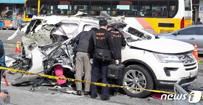 2일 오전 11시42분쯤 광주 서구 양동시장 인근 도로에서 포드 차량 한 대가 알 수 없는 이유로 폭발하는 사고가 발생해 경찰이 사고 현장을 통제, 국립과학수사연구원이 차량을 살펴보고 있다. 이 사고로 운전자 A씨(37)가 팔 등에 부상을 입고 병원으로 이송돼 치료를 받고 있다. 2021.2.22/뉴스1 © News1 황희규 기자
