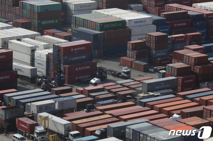 15일 오후 부산 동구 신선대부두 야적장에 컨테이너가 쌓여 있다. /사진=뉴스1