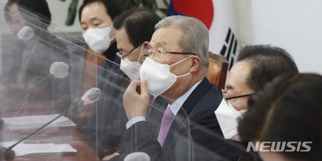 김종인 국민의힘 비상대책위원장이 22일 오전 서울 여의도 국회에서 열린 비상대책위원회의에서 마스크를 고쳐쓰고 있다. / 사진제공=뉴시스