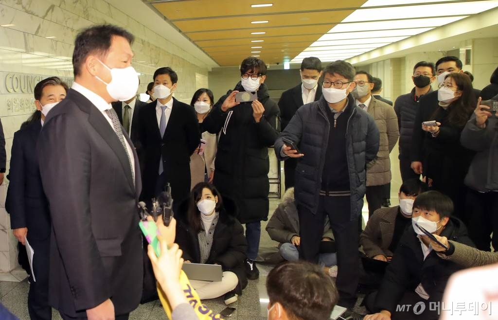 최태원 서울상공회의소 회장이 23일 오전 서울 중구 대한상의에서 열린 서울상의 의원총회를 마친 뒤 취재진 질문에 답하고 있다./사진=이기범 기자 leekb@