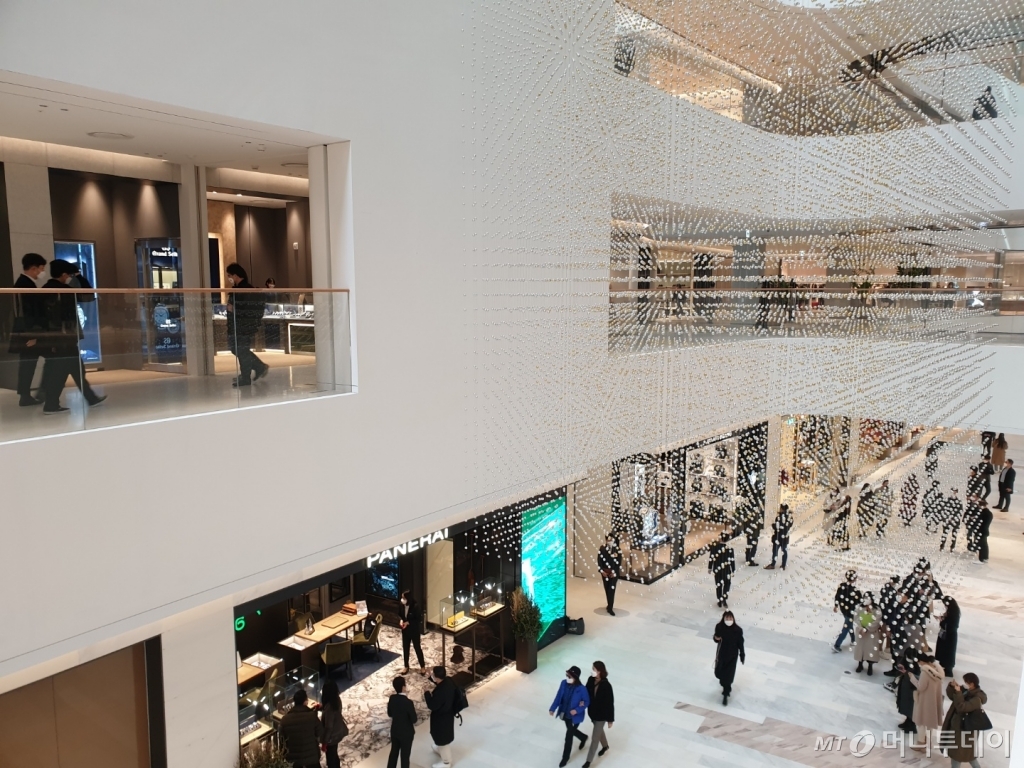 더현대서울엔 다양한 예술작품이 곳곳 배치됐다. 사진은 천장에서 내려오는 박선기 작가의 '언 애그리게이션' 작품. /사진=이재은 기자