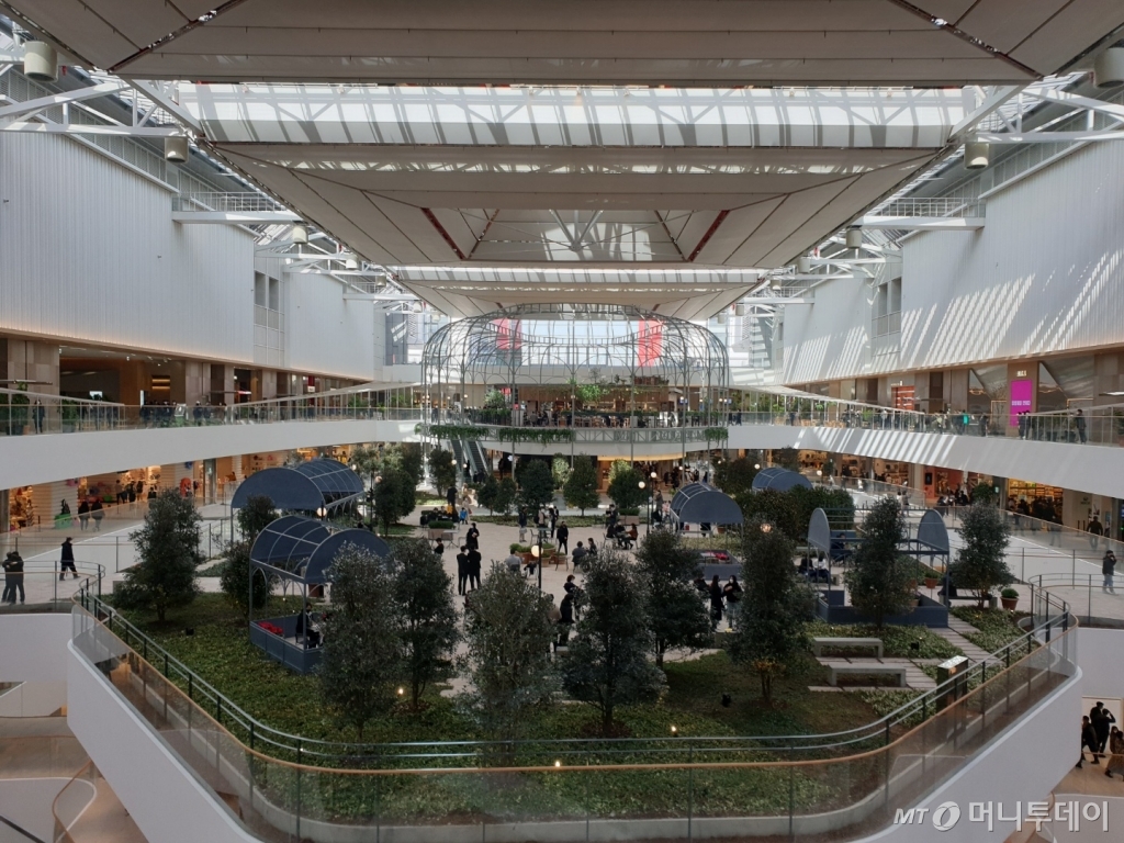 더현대서울 5층에 위치한 1000평 규모의 인공공원 '사운즈포레스트'. /사진=이재은 기자