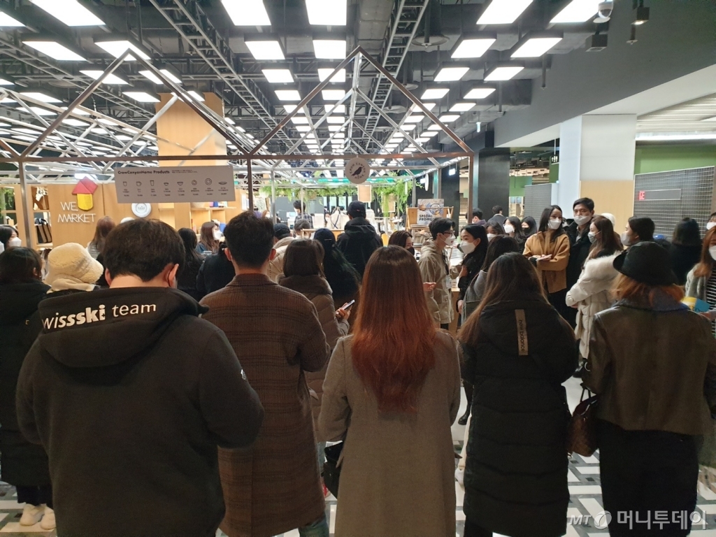 24일 더현대서울 '위마켓'에 입점한 크로캐니언에 고객들이 줄을 서있다. /사진=이재은 기자