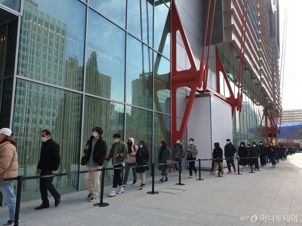 24일 오전10시30분, 더현대서울이 프리오픈하자 입장을 위해 줄서있던 고객들이 매장내로 이동하고 있다. /사진=이재은 기자