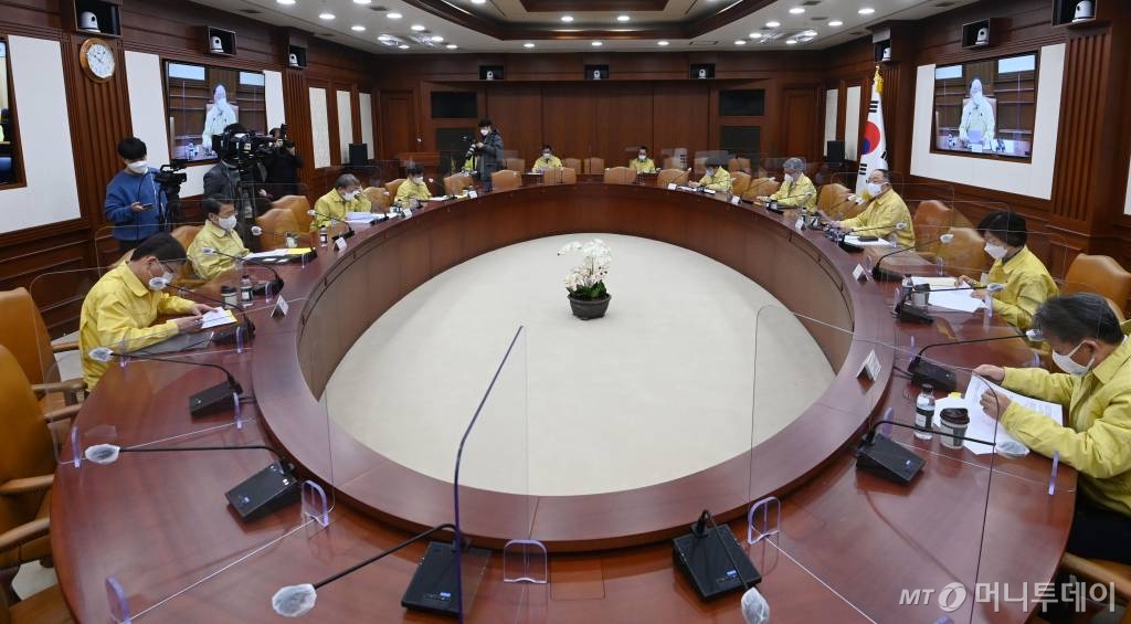 [서울=뉴시스]김명원 기자 = 홍남기 부총리 겸 기획재정부 장관이 24일 오전 서울 종로구 정부서울청사에서 영상으로 열린 제30차 비상경제 중앙대책본부 회의에서 발언하고 있다. (공동취재사진) 2021.02.24. photo@newsis.com