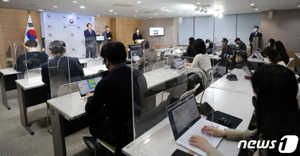 정세균 국무총리가 25일 서울 종로구 정부서울청사 브리핑실에서 기자단 운영지원 및 주요 정책 현안 관련 브리핑에서 기자들의 질문에 답하고 있다. /사진=뉴스1