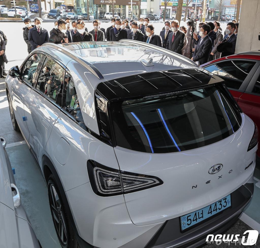 (서울=뉴스1) 박세연 기자 = 성윤모 산업통상자원부 장관(앞줄 왼쪽 두 번째)이 4일 오후 서울 강동구 현대EV스테이션 강동에서 현대자동차의 수소연료전지차 넥쏘의 자동 주차 기능을 체험하고 있다. 이날 정부와 산업계, 금융계 대표자들은 이곳에서 '미래차ㆍ산업디지털 분야 산업-금융 뉴딜 투자 협력' 양해각서(MOU)에 서명했다. 2021.2.4/뉴스1