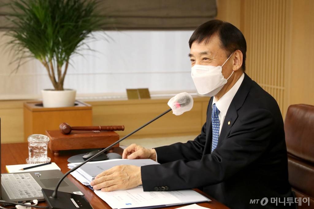 이주열 한국은행 총재가 25일 오전 서울 중구 한국은행에서 열린 금융통화위원회 본회의를 주재하고 있다. /사진=한국은행