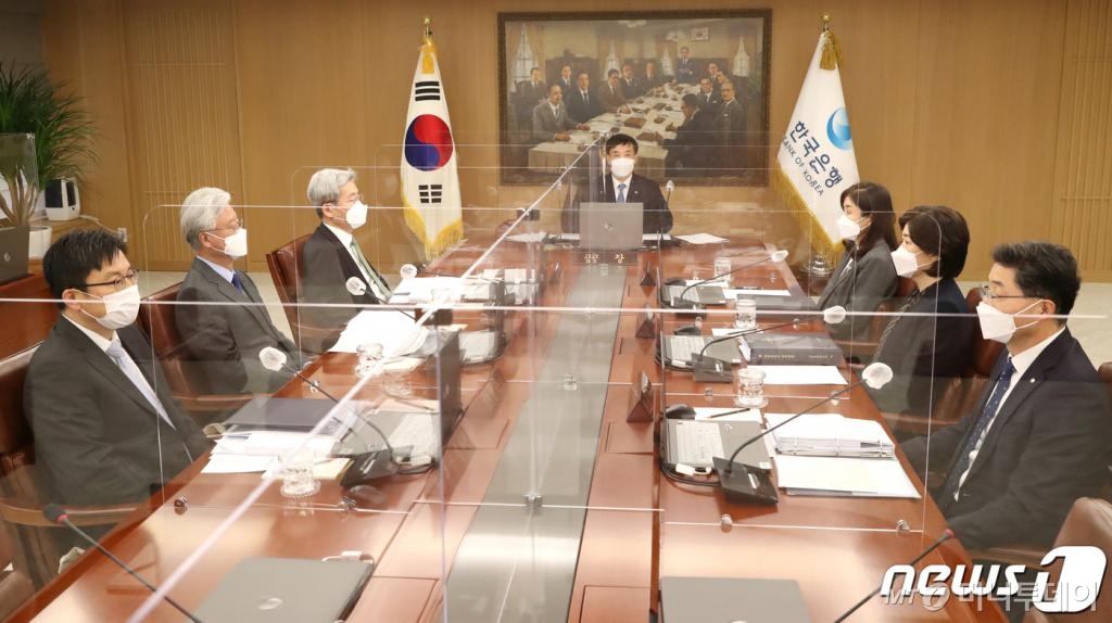 (서울=뉴스1) = 이주열 한국은행 총재가 25일 오전 서울 중구 한국은행에서 열린 금융통화위원회 본회의를 주재하고 있다.  한국은행 금융통화위원회는 이날 기준금리를 현행 연 0.50%로 동결했다. (한국은행 제공) 2021.2.25/뉴스1