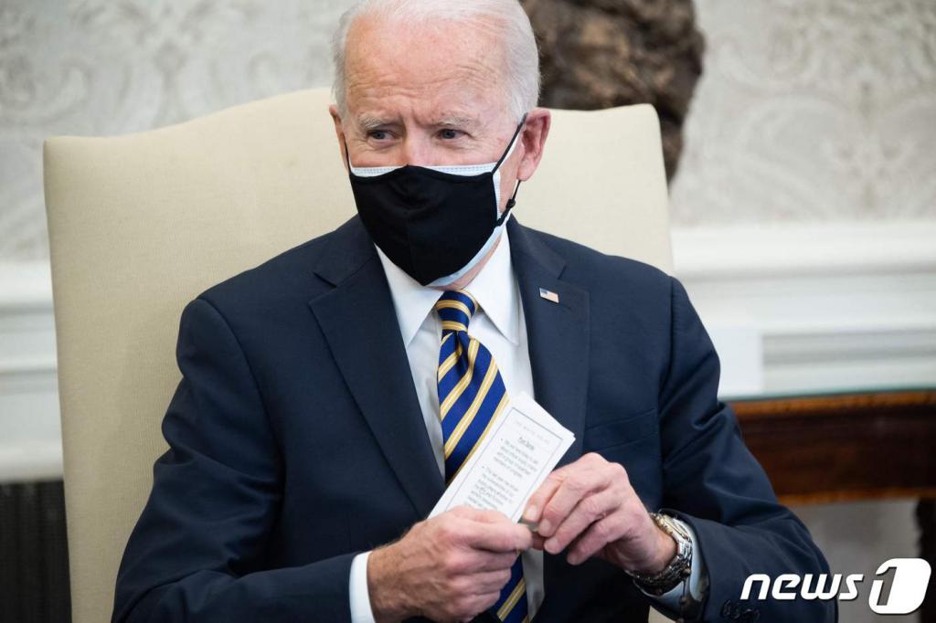 (워싱턴 AFP=뉴스1) 우동명 기자 = 조 바이든 미국 대통령이 24일(현지시간) 워싱턴 백악관에서 상, 하원들과 반도체, 배터리, 희토류 등 핵심 품목의 공급 문제를 논의하고 있다. ⓒ AFP=뉴스1