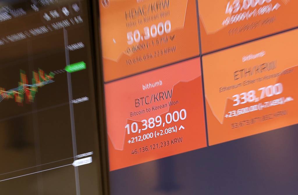 작년 5월 이후 급락했던 비트코인 시세가 일 년여만에 1000만원을 돌파하며 금일까지 상승세를 보이고 있는 30일 오후 서울 중구의 한 블록체인 카페에 설치돼 있는 전광판에 비트코인 시세가 보이고 있다. / 사진=김휘선 기자 hwijpg@