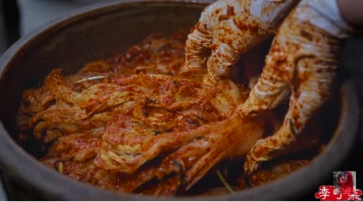 1400만명의 구독자를 보유한 중국 유튜버 리즈치는 지난 1월 9일 자신의 유튜브 채널에 김장을 담그는 영상을 올리며 'Chinese Cuisine'(중국 전통 요리), 'Chinese Food'(중국 음식) 등의 해시태그를 달았다./사진=리즈치 유튜브 캡처