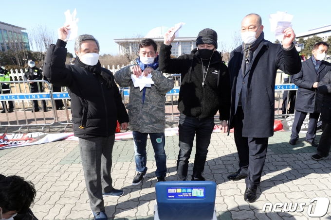 강제집합금지5개업종 비상대책위원회 회원들이 8일 오후 서울 영등포구 여의도 국회 앞에서 '형평성 없는 장기간 집합금지 업종 해제 및 손실보상 기자회견'에서 정부의 코로나19 방역 대책을 규탄하며 영업 허가증을 찢어버리고 있다. /사진=뉴스1