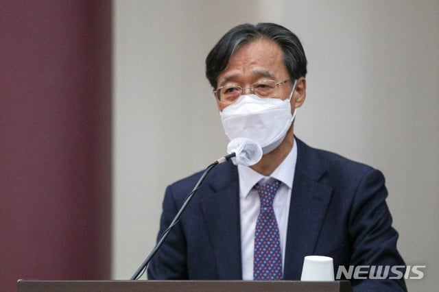 [서울=뉴시스]김선웅 기자 = 유동수 더불어민주당 공정경제3법 TF 위원장이 3일 오후 서울 여의도 국회 의원회관에서 공정경제 입법현안 공개토론회에서 인사말을 하고 있다. (공동취재사진) 2020.11.03.   photo@newsis.com