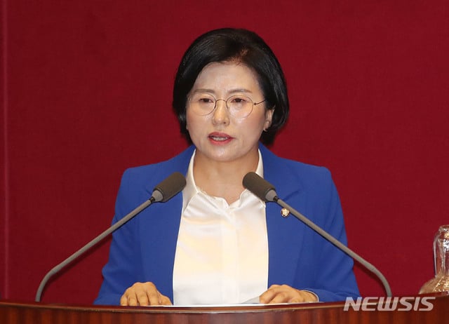 [서울=뉴시스] 김진아 기자 = 양경숙 더불어민주당 의원이 4일 서울 여의도 국회에서 열린 본회의에서 5분 자유발언을 하고 있다. 2020.08.04.  bluesoda@newsis.com