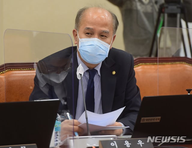 [서울=뉴시스] 김진아 기자 = 이용우 더불어민주당 의원이 23일 서울 여의도 국회에서 열린 정무위원회의 금융위원회·금융감독원에 대한 종합감사에서 질의하고 있다. (공동취재사진) 2020.10.23.   photo@newsis.com