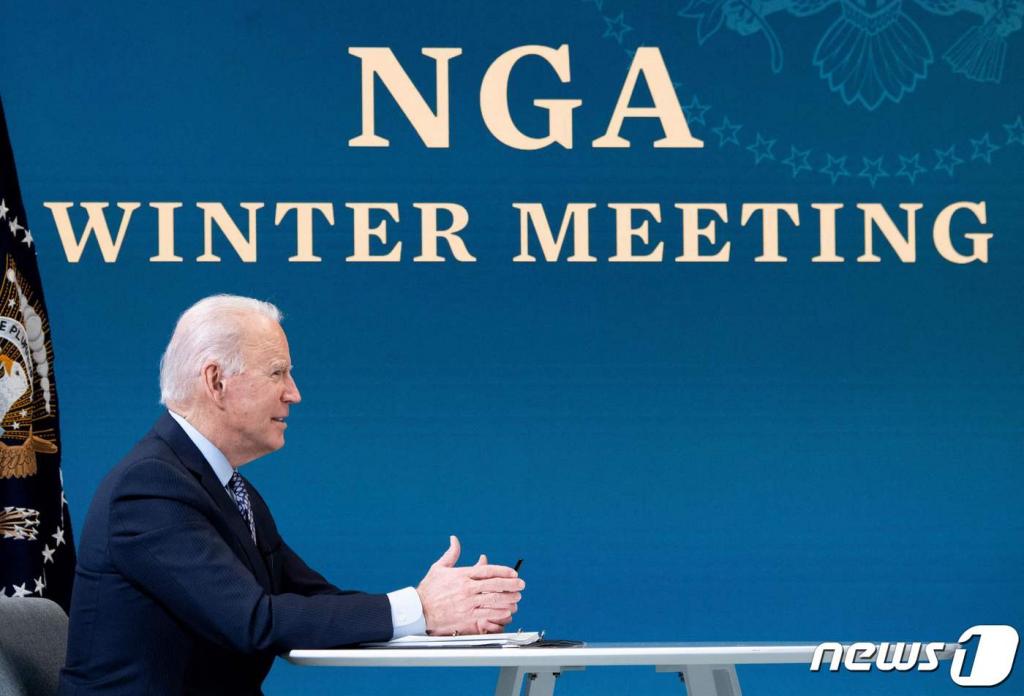 (워싱턴 AFP=뉴스1) 우동명 기자 = 조 바이든 미국 대통령이 25일 (현지시간) 워싱턴 백악관에서 화상으로 전미 주지사 협회 동계회의에 참석을 하고 있다. ⓒ AFP=뉴스1