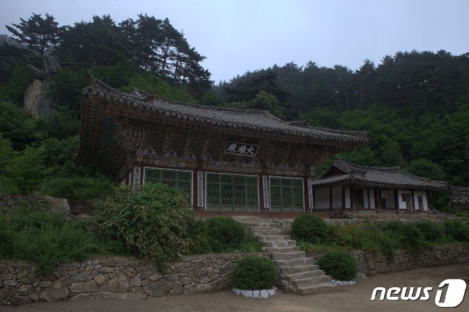 함경남도 영광군 백운산성 안에 남아 있는 용흥사(龍興寺) 전경. (미디어한국학 제공) 2021.02.27.© 뉴스1