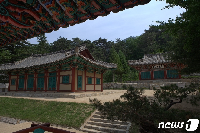 함경남도 북청군 대덕산에 있는 광제사(廣濟寺) 전경. 1467년(세조 13) 창건되고, 1735년(영조 11)에 중창된 사찰이다. 현재 대웅전을 중심으로 보광루, 무량수각, 산신각, 요사채 등이 남아 있다. (미디어한국학 제공) 2021.02.27.© 뉴스1