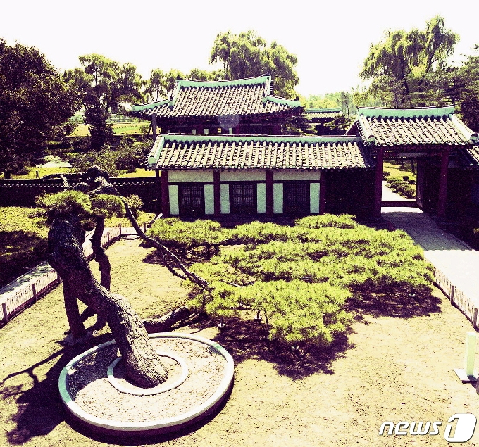 정전에서 본 함흥본궁 내부 전경. 정전 앞 정원에 반송이 있고, 내삼문 앞쪽에 풍패루가 보인다. (미디어한국학 제공) 2021.02.27.© 뉴스1