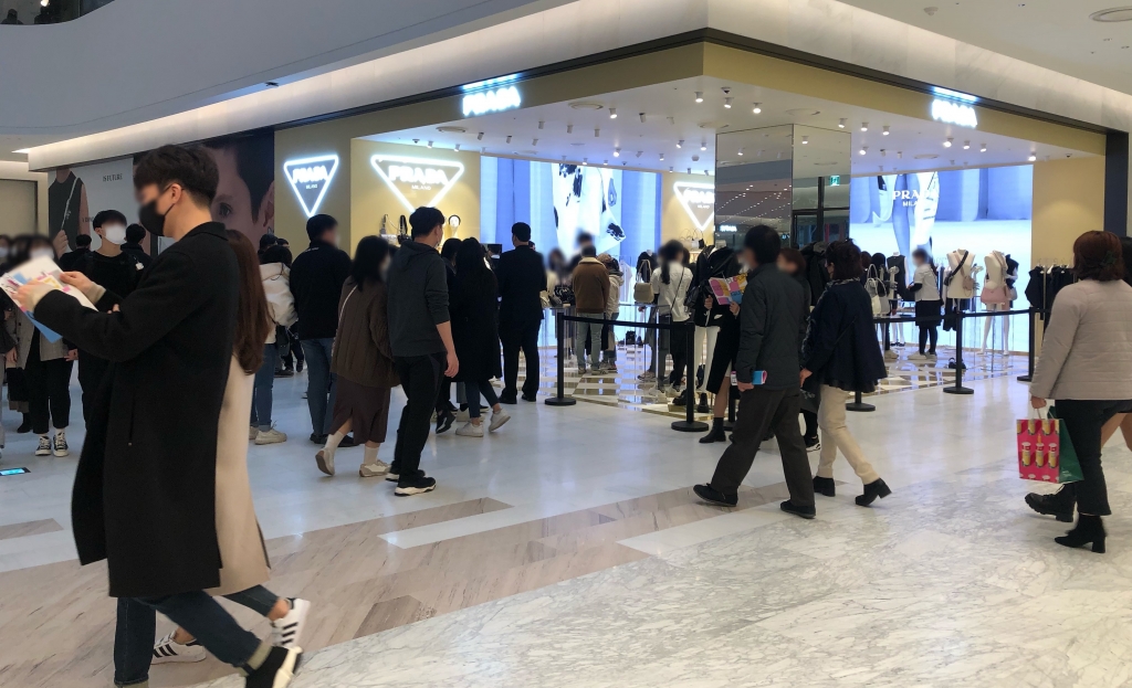 지난 2월28일 더현대서울 1층 프라다 매장에 사람들이 몰려 인산인해를 이뤘다/사진=오정은 기자