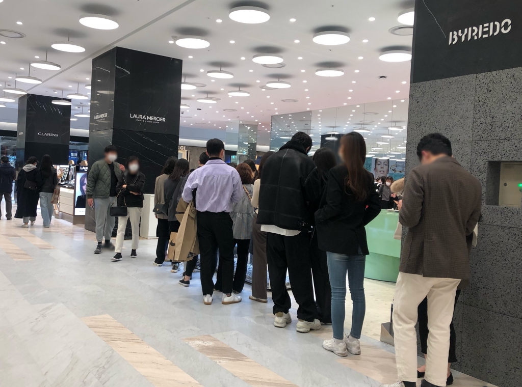 지난 2월28일 더현대서울 1층 바이레도 향수 매장에서 대기하며 줄을 선 고객들/사진=오정은 기자