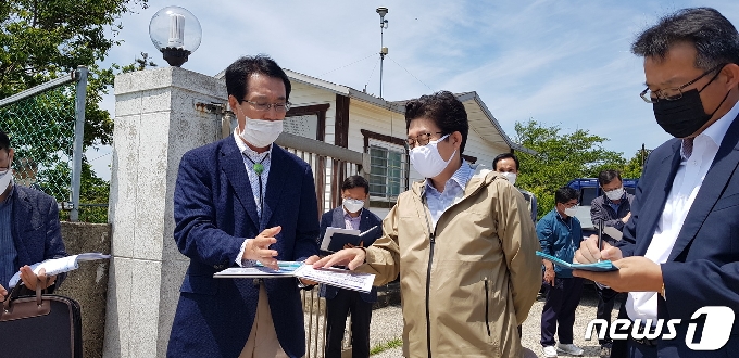 조명래 전 환경부장관이 지난 2020년 5월 27일 신안군 흑산도 기상대를 방문, 박우량 신안군수로부터 ‘흑산공항 건설사업’에 대한 의견을 청취하는 모습. (환경부 제공) 2020.5.27/뉴스1