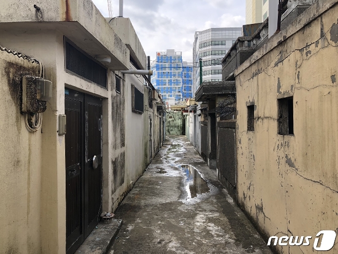3층 건물 옥상에 주택들이 들어서면서 옥상마을이라 불리고 있다. © 뉴스1 백창훈 기자