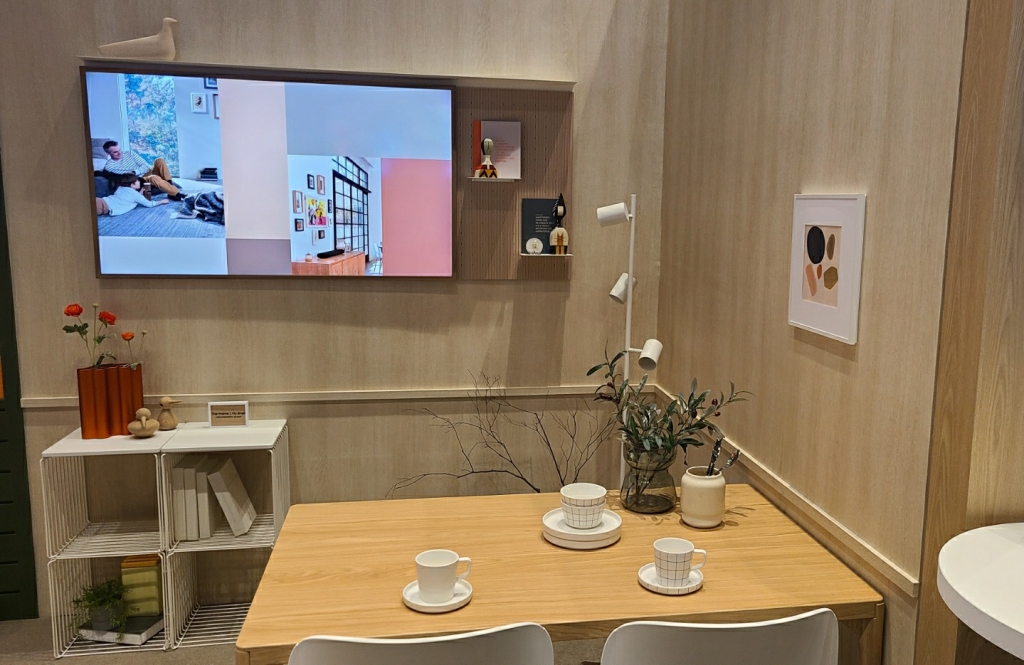 3일 오전 서울 서초구 삼성 딜라이트. 2021년형 '더 프레임'(The Frame)과 '마이 쉘프'(My Shelf)가 함께 전시돼 있는 모습./사진=오문영 기자