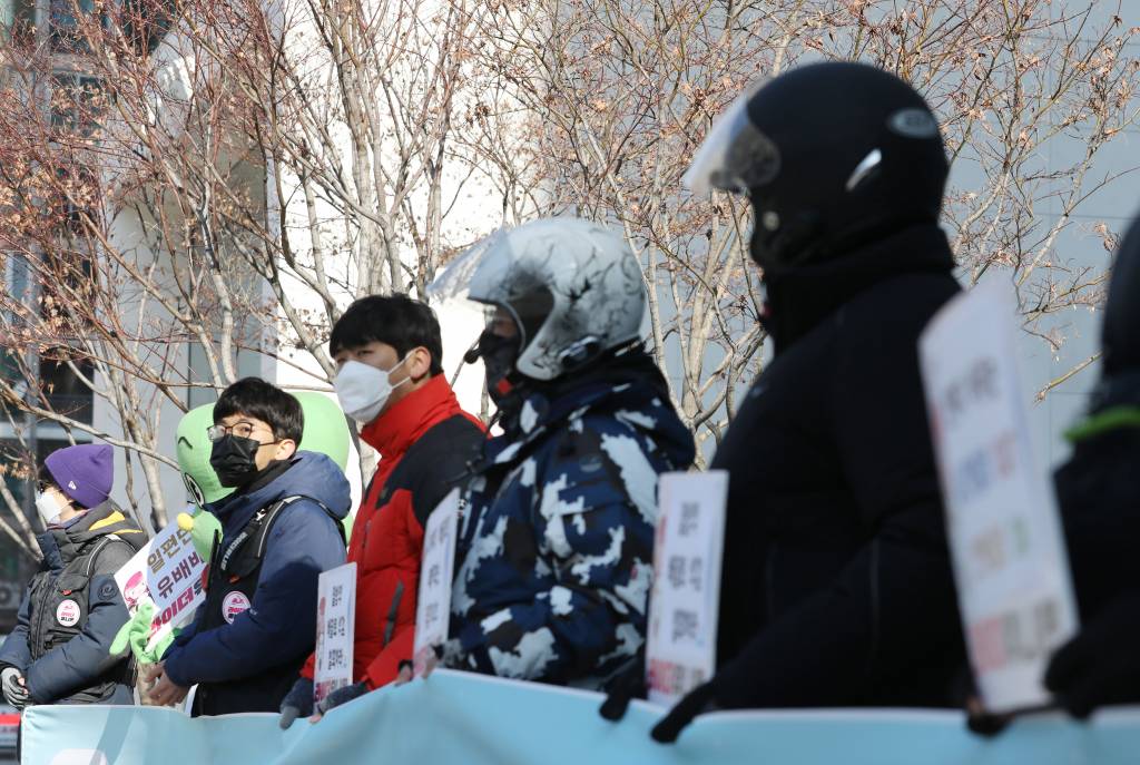 라이더유니온 노동조합원들이 지난달 3일 오후 서울 송파구 쿠팡 본사 앞에서 열린 '쿠팡이츠의 일방적인 배달 수수료 삭감 정책 중단 촉구 기자회견'에서 손피켓을 들고 있다. / 사진=뉴시스
