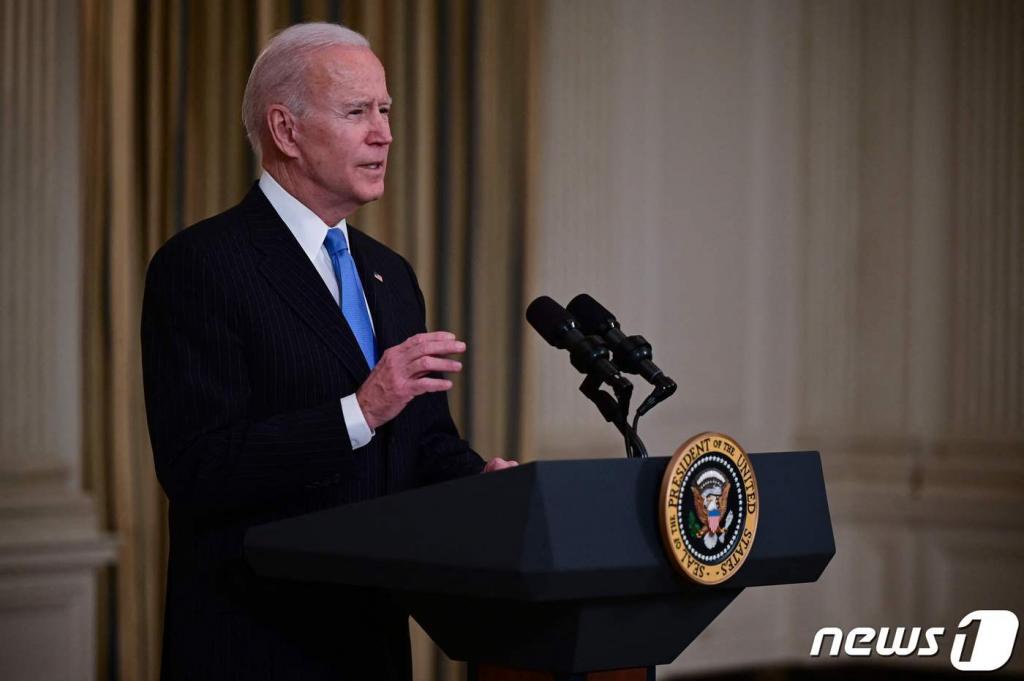 (워싱턴 AFP=뉴스1) 우동명 기자 = 조 바이든 미국 대통령이 2일(현지시간) 워싱턴 백악관에서 존슨앤드존슨(J&J)의 코로나19 백신 생산을 늘리기 위해 J&J와 제약사 머크가 파트너십을 맺도록 국방물자생산법을 발동하는 연설을 하고 있다. ⓒ AFP=뉴스1