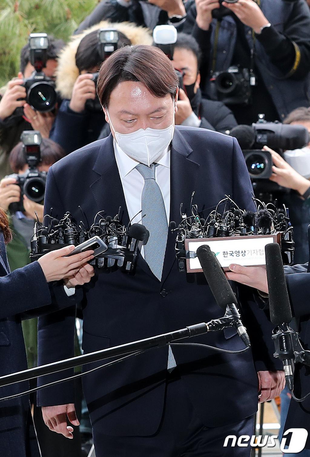 (서울=뉴스1) 박지혜 기자 = 윤석열 검찰총장이 4일 오후 서울 서초구 대검찰청에서 총장직 사퇴의사를 밝힌 뒤 이동하고 있다. 윤 총장은 최근 '중대범죄수사청' 설치 문제를 두고 여권과 날카롭게 대립해 왔다. 2021.3.4/뉴스1