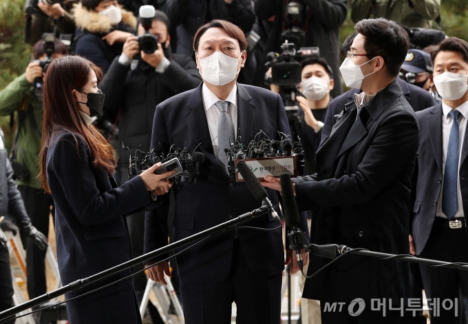 윤석열 검찰총장이 4일 오후 서울 서초구 대검찰청 앞에서 사퇴 의사를 밝히고 있다. / 사진=김휘선 기자 hwijpg@