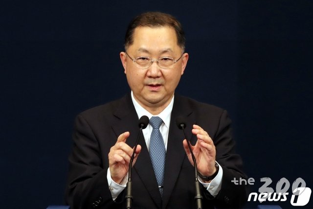 (서울=뉴스1) 이광호 기자 = 문재인 대통령이 4일 신현수 청와대 민정수석의 후임으로 김진국 감사원 감사위원을 임명했다. 이날 청와대 춘추관 브리핑룸에서 김진국 신임 민정수석이 인사말을 하고 있다. 2021.3.4/뉴스1