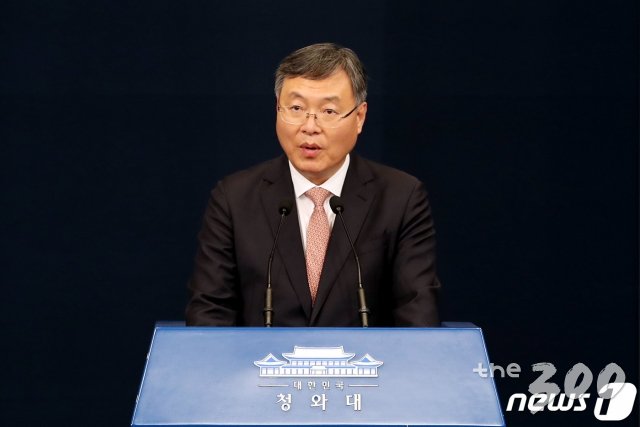 (서울=뉴스1) 이광호 기자 = 문재인 대통령이 4일 신현수 청와대 민정수석의 후임으로 김진국 감사원 감사위원을 임명했다. 이날 청와대 춘추관 브리핑룸에서 신현수 전 수석이 인사말을 하고 있다. 2021.3.4/뉴스1