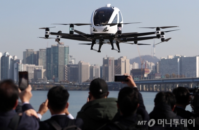 서울 여의도 한강공원 일대에서 서울시와 국토교통부 주최로 열린 도심항공교통 서울실증 비행 행사에서 드론택시가 시범비행을 하고 있다. / 사진=이기범 기자 leekb@