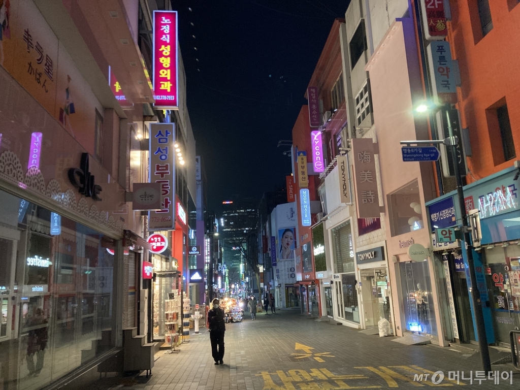 지난 4일 오후 인적이 드문 명동 밤거리를 한 행인이 걷고 있다. /사진=김소영 기자