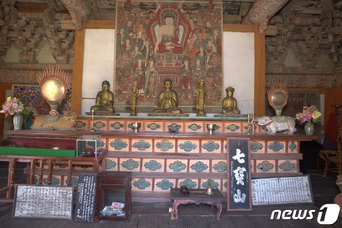 칠보산 기슭에 있는 개심사 대웅전 안 전경. 대웅전 안에는 조선 시기 불상인 금동11면 관음보살입상, 금동9면 관음보살입상, 비로자나불상 등이 안치되어 있다. (미디어한국학 제공) 2021.03.06.© 뉴스1