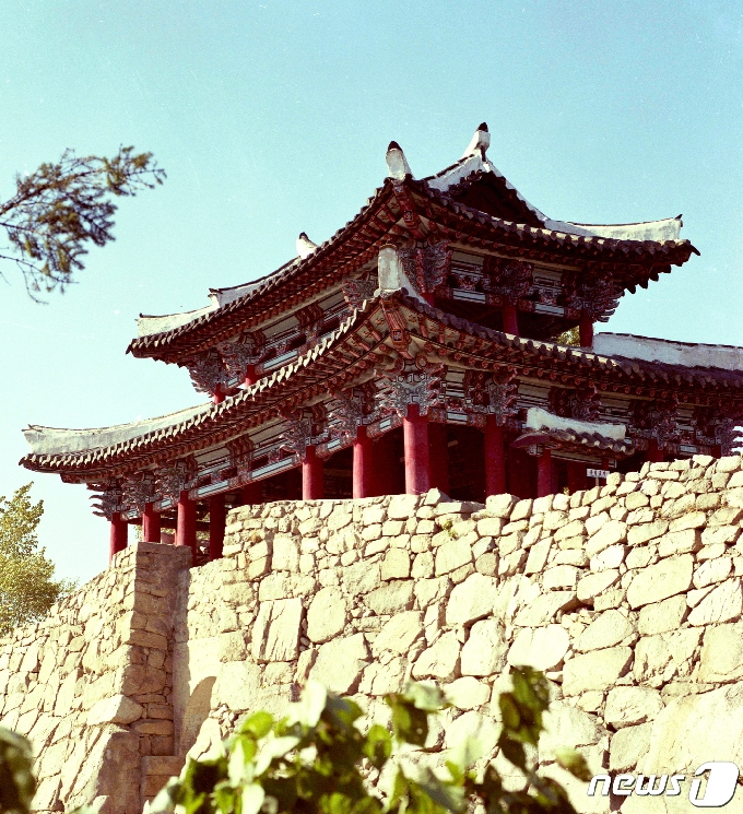 함경북도 경성에 남아 있는 경성읍성 남문과 문루. 조선 영조 때 세워진 건축물이다. (미디어한국학 제공) 2021.03.06.© 뉴스1