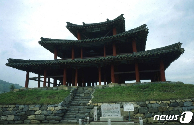 조선 중기 때 종성읍성의 장대로 세워진 수항루 전경. (미디어한국학 제공) 2021.03.06.© 뉴스1