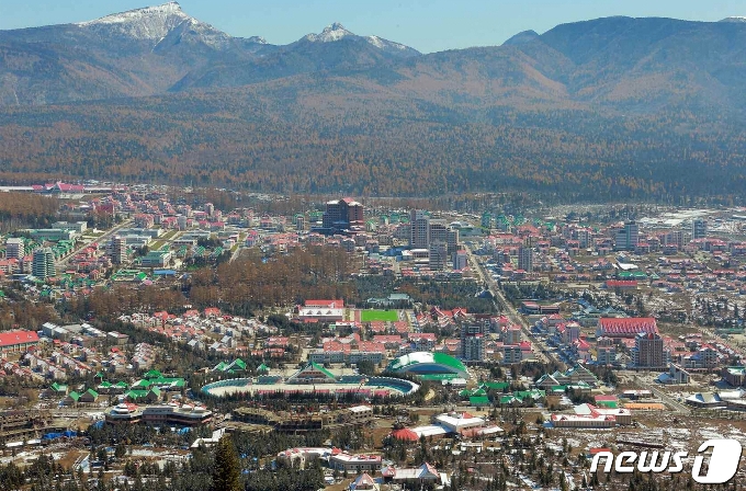 새롭게 개발되고 있는 삼지연시 전경. 뒤쪽으로 북포태산이 솟아 있고, 사진의 왼쪽 제일 위의 붉은 지붕 건물이 새로 건설된 삼지연청년역이다. 혜산-삼지연 철도는 2015년에 착공돼 2019년 10월에 완공됐다. 2021.03.06.© 뉴스1