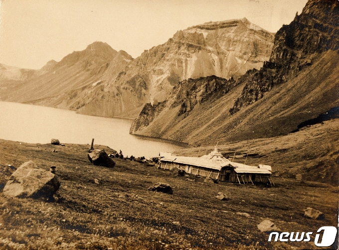 일제강점기 때 촬영된 백두산 천지 중국 쪽 달문 근처에 있는 종덕사(宗德寺) 전경. (국립민속박물관 제공) 2021.03.06.© 뉴스1