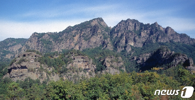함경북도 명천군에 있는 칠보산의 모습. 괴암기봉으로 이뤄진 풍경이 이색적이다. (미디어한국학 제공) 2021.03.06.© 뉴스1
