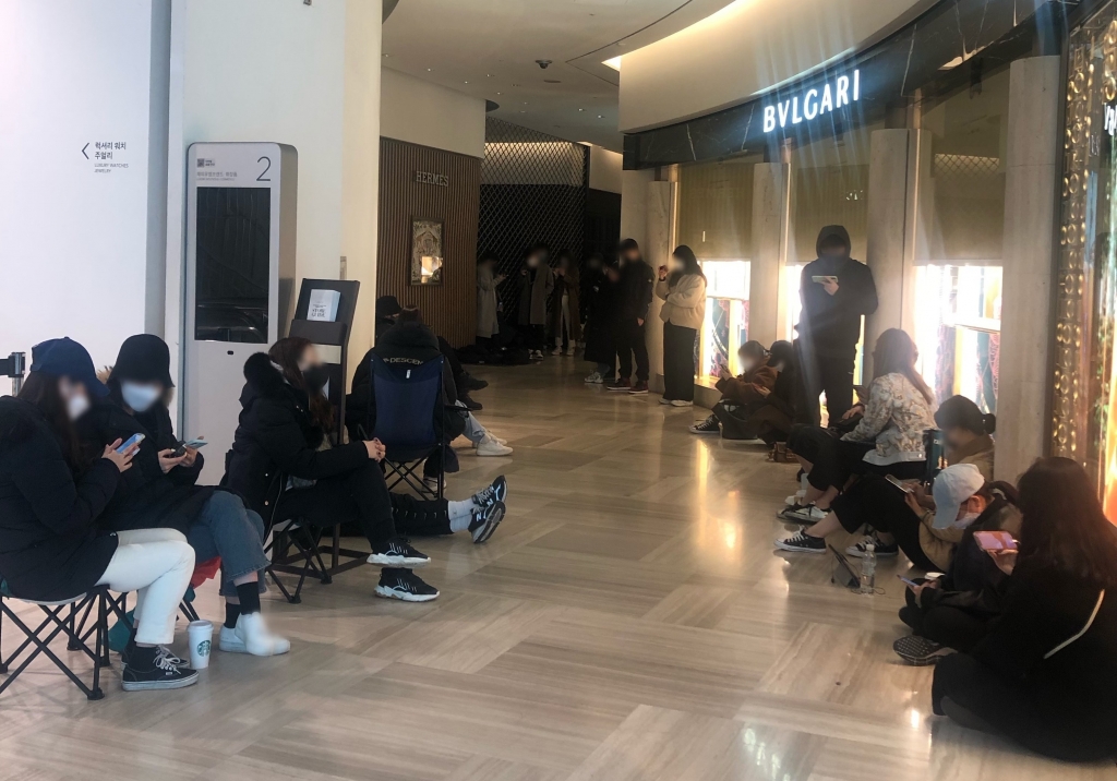 6일 오전 9시쯤 신세계백화점 강남점에서 번호표를 받기 위해 개점 전부터 바닥에 앉아 기다리는 손님들